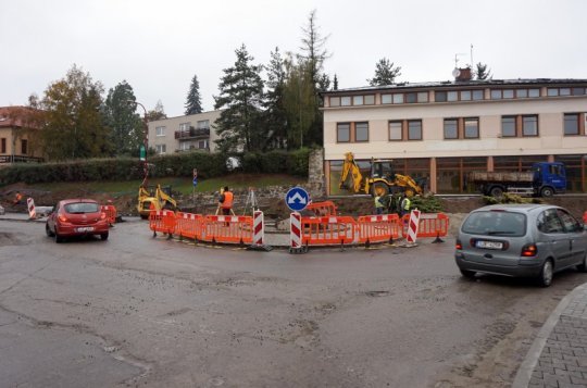 Křižovatka na Hornoměstské bude do neděle dokončena. Doprava se vrátí do normálních kolejí